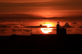 JIU YOU GAME-东契奇对决库里控卫之争再起，库里与东契奇拥抱照片