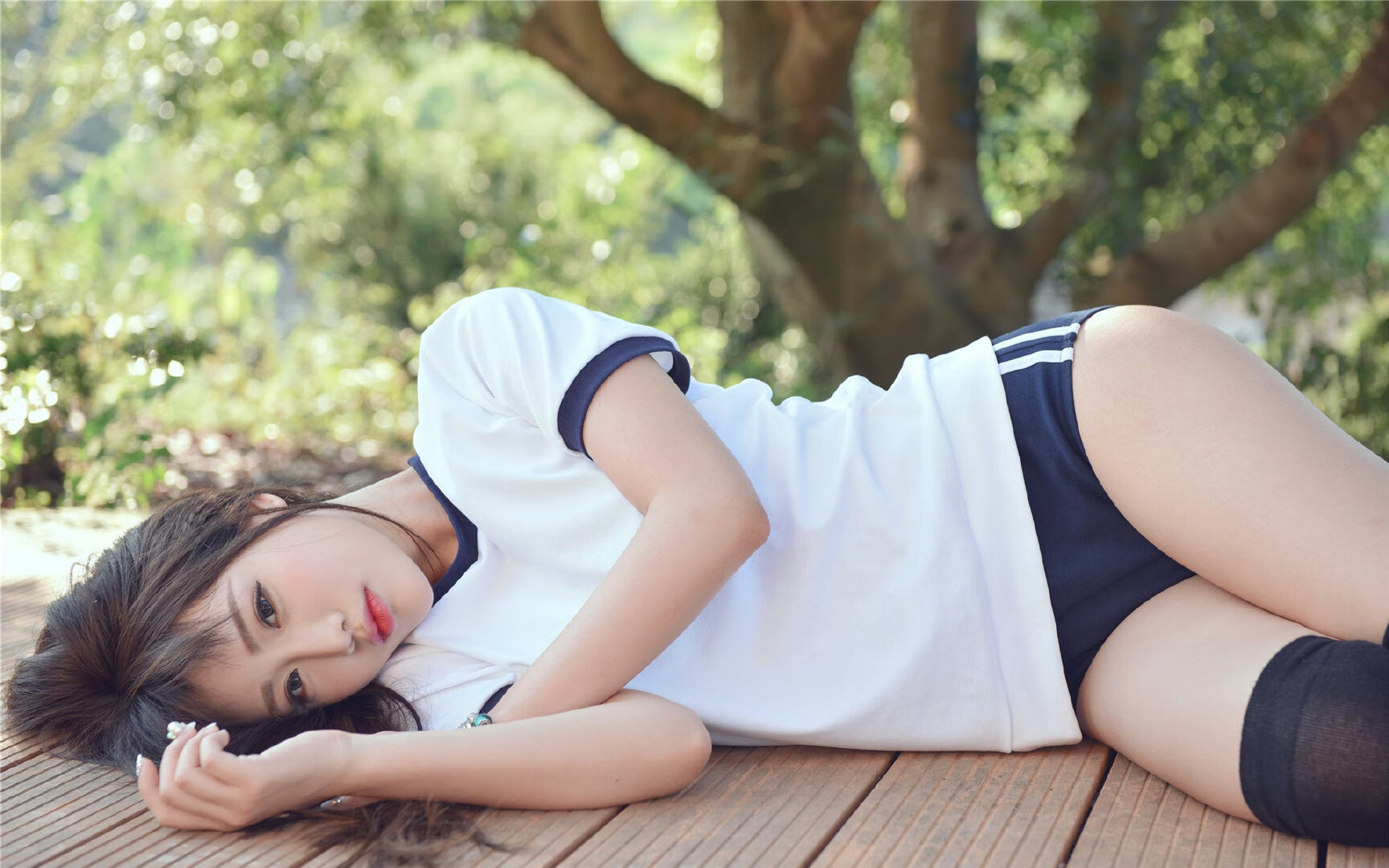 主教练在训练中重点布置角球战术提升定位球得分效率,足球角球球员站位